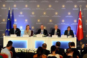 20141209-mogherini-stylianides-hahn.jpg