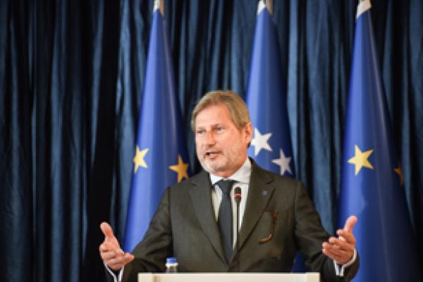 20161111_hahn_kosovo.jpg